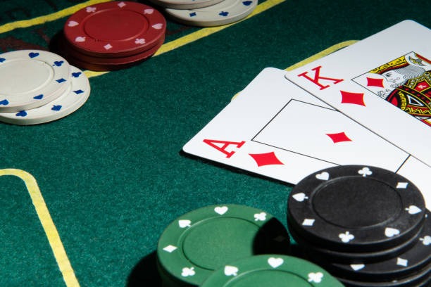 Meja Blackjack – Aturan Standar & Limit Fleksibel Tampilan meja blackjack dengan dealer dan kartu yang jelas terlihat